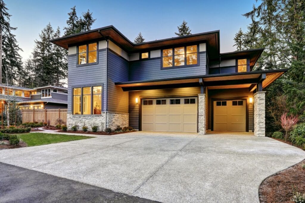 Maison contemporaine avec garage pour deux voitures au coucher du soleil