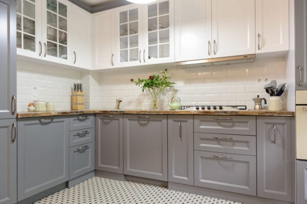 intérieur de cuisine moderne en bois blanc