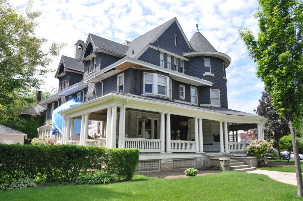 Extérieur d'une maison victorienne gris-bleu