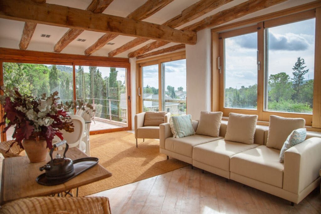 Salon supérieur avec vue sur le jardin