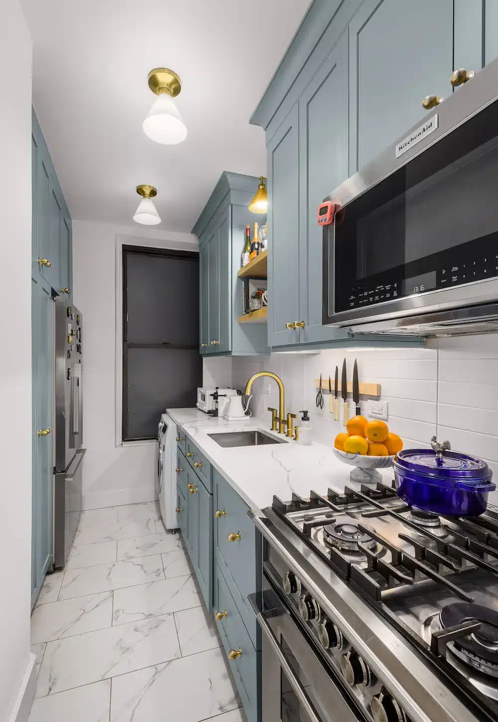 réaménagement d'un appartement de cuisine bleue dans l'Upper East Side