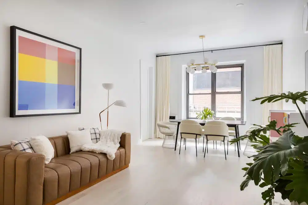 Salon et salle à manger dans un appartement rénové dans l'Upper East Side